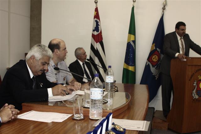 Vereador Nicolaci ocupa a tribuna e Mesa Diretora dos Trabalhos 